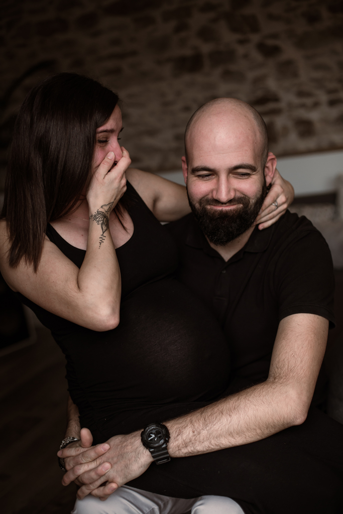 séance couple-grossesse-maternité-complicité-rires-bonheur